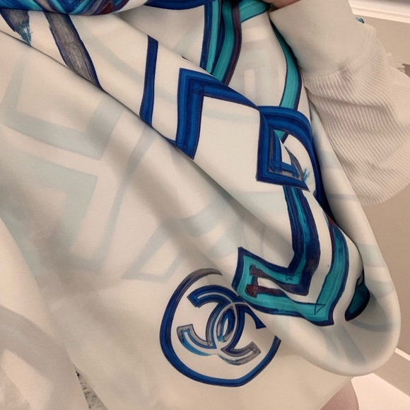 Authentic Chanel Silk Scarf, beautiful design and beautiful colours - Picture 11 of 13